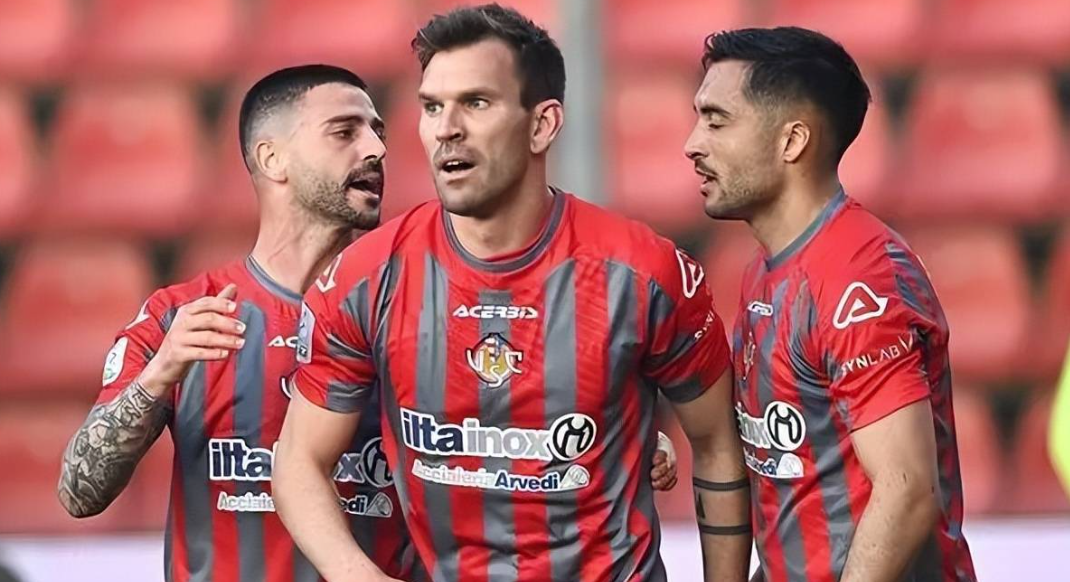 弗洛西诺内主队士气高昂,热切期待比赛的简单介绍