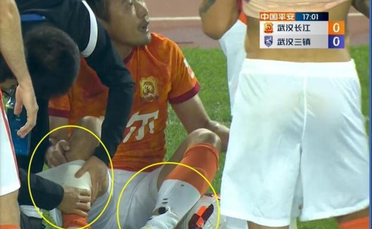 裁判判罚争议不断,球队需集中力量应对 裁判判罚争议不断,球队需集中力量应对