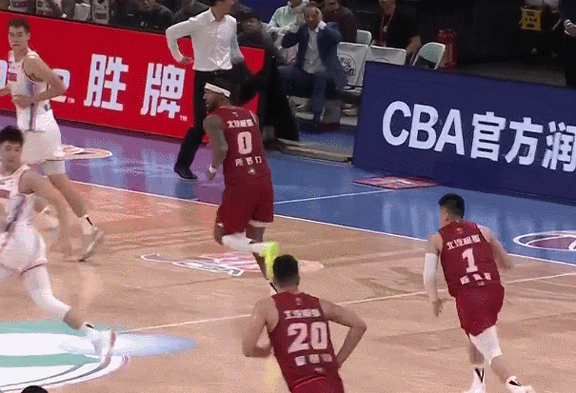 裁判判罚争议不断,球队需集中力量应对 裁判判罚争议不断,球队需集中力量应对