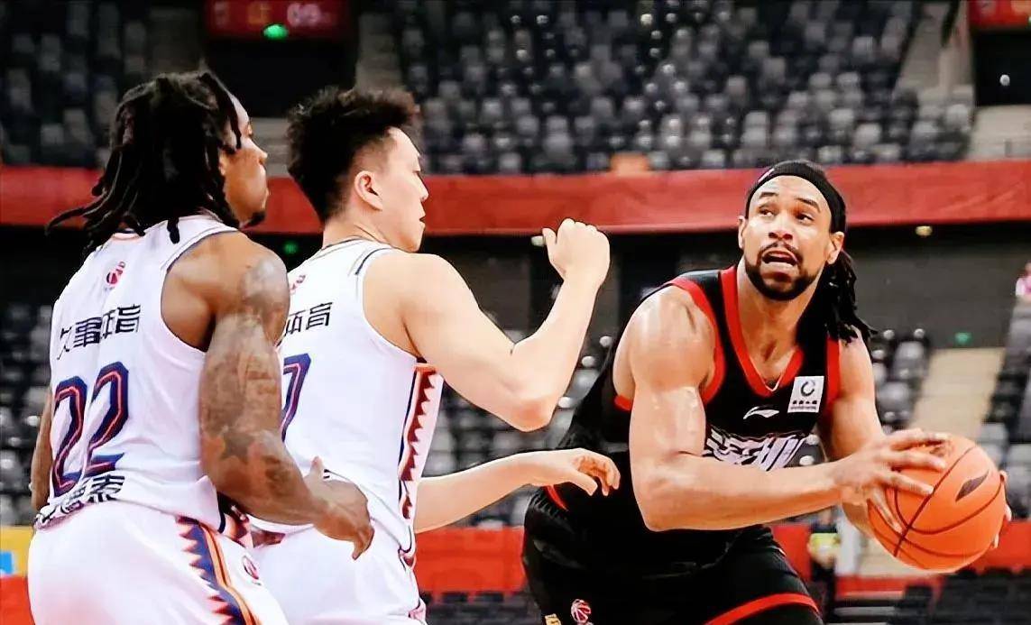 深圳南山鲨鱼男篮战胜上海，积极争取季后赛资格的简单介绍