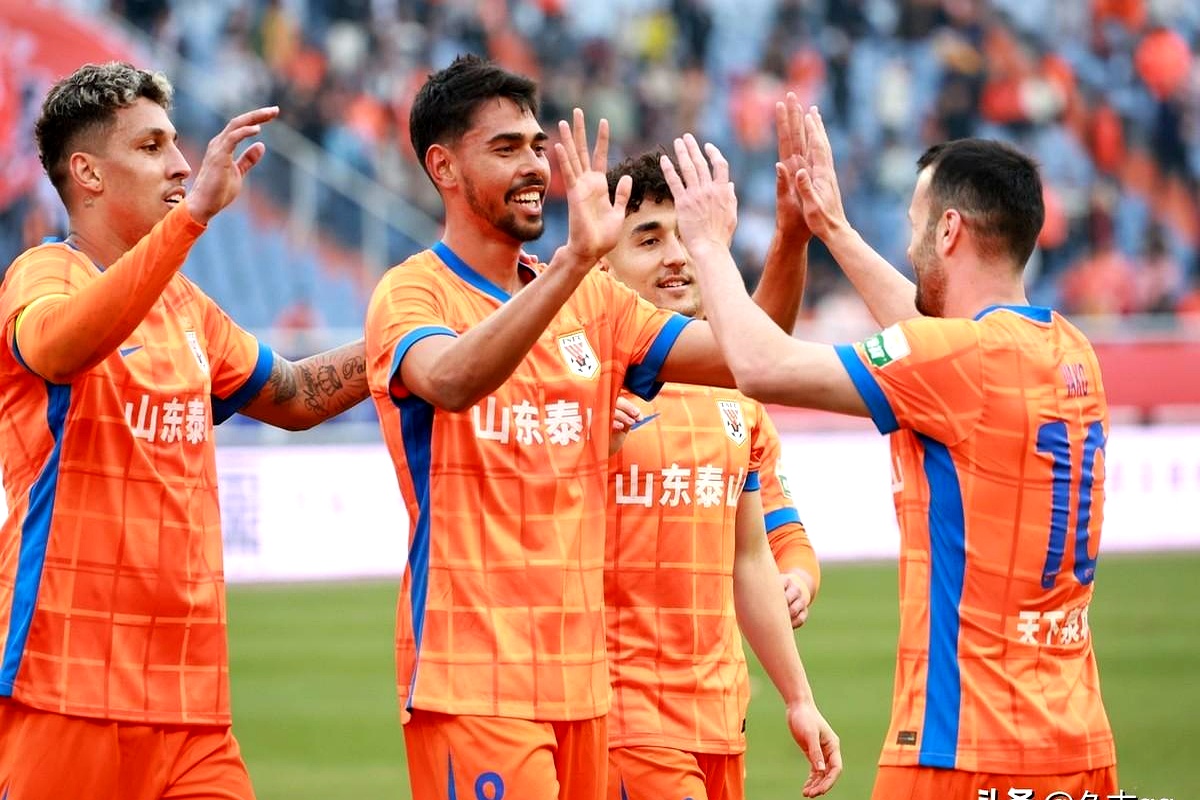 中超比赛中球员们将拼尽全力争取胜利 中超比赛中球员们将拼尽全力争取胜利