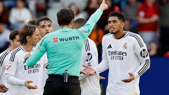 西班牙足球联赛发生争议，裁判判罚受质疑