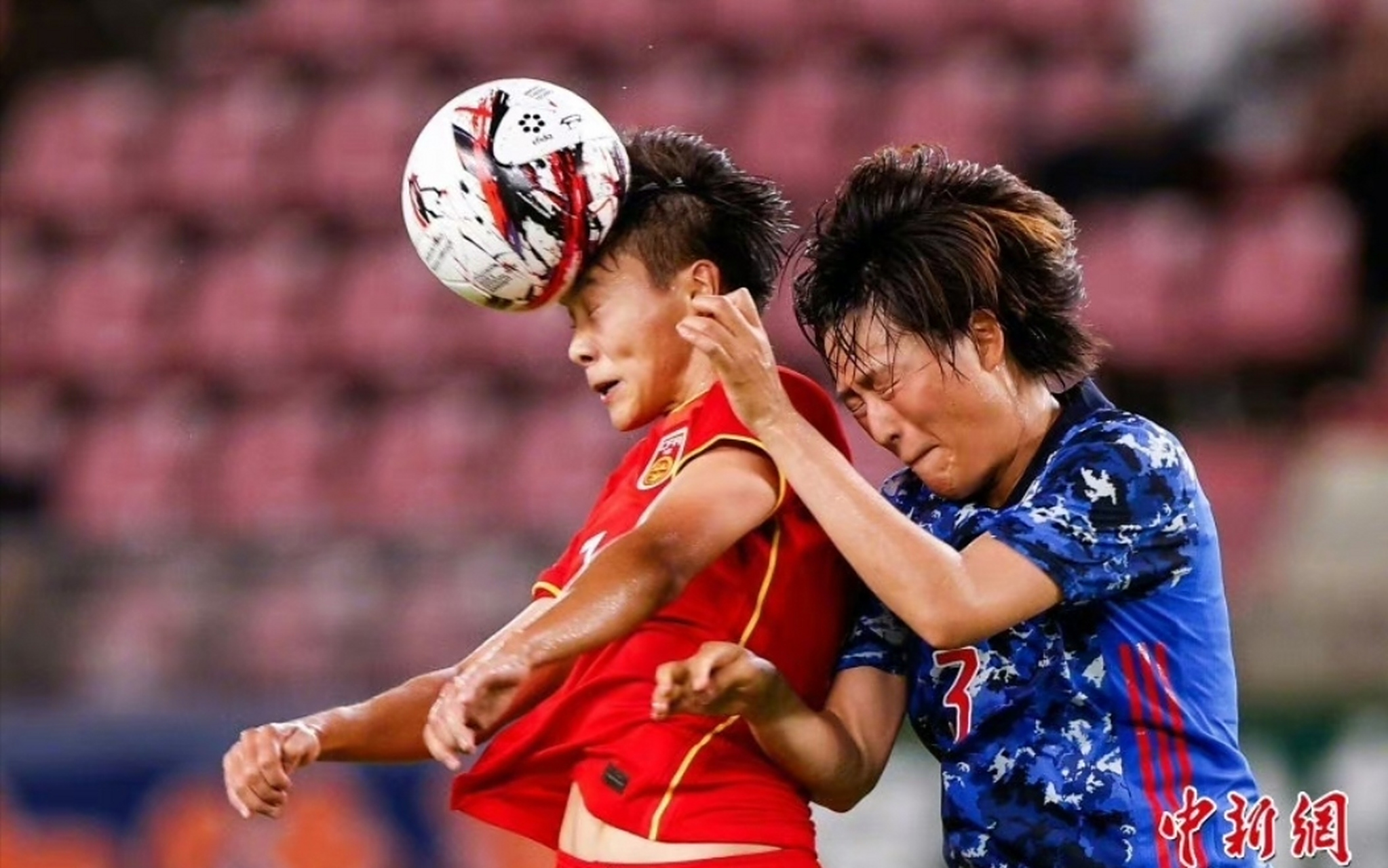 包含中国女足队员在国际赛事中展现拼搏精神的词条