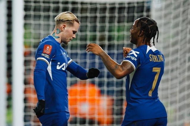 刀尖上的较量让人屏息以待，赛场上气氛紧张！的简单介绍