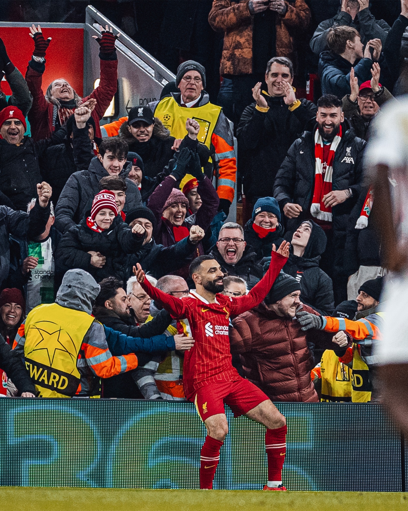 队员破门得分，帮助球队赢得比赛