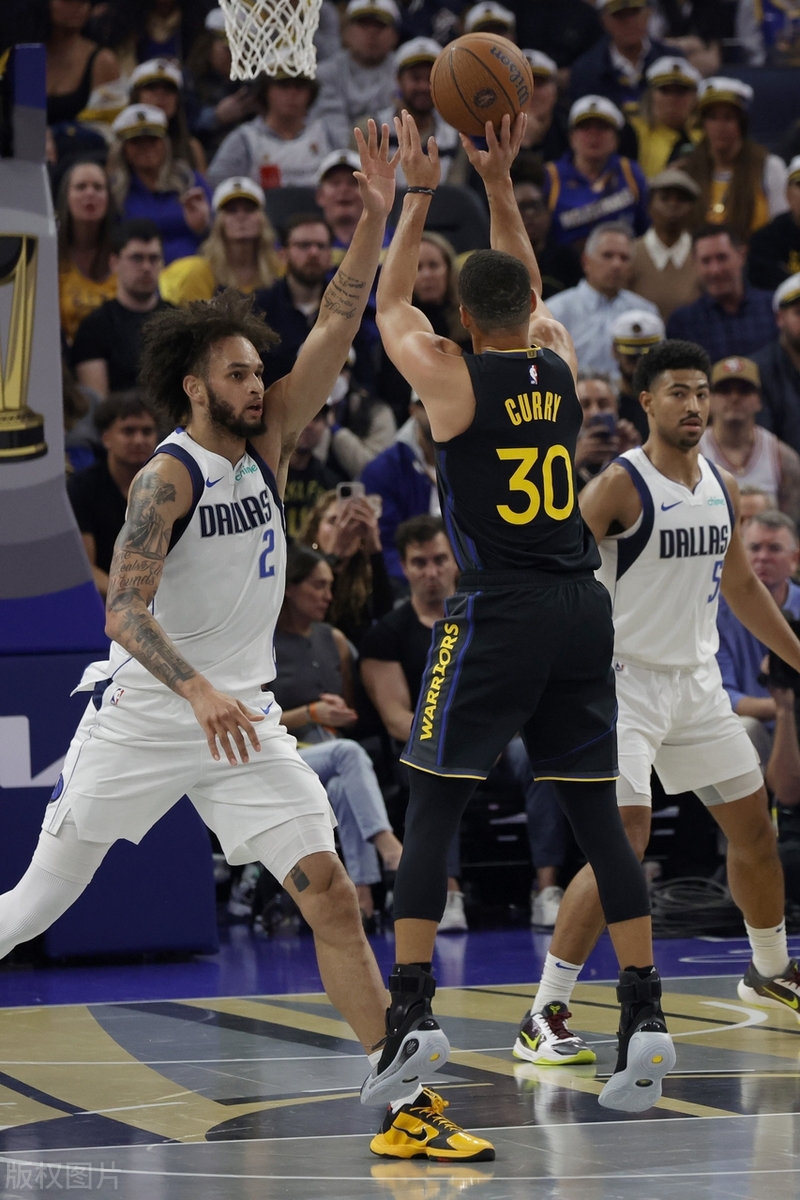 关于勇士战胜独行侠，库里再度炸裂砍下40分的信息