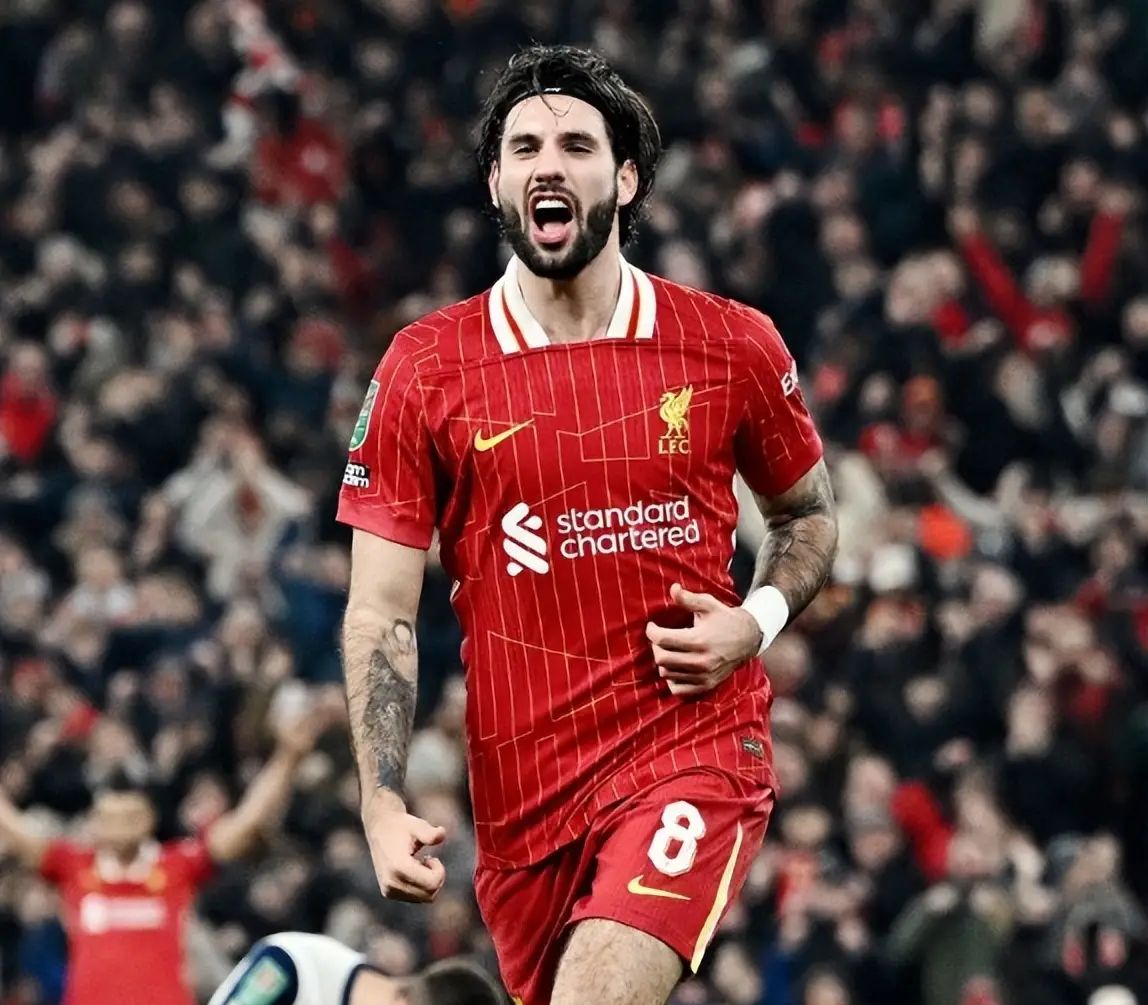 关于利物浦中场球员面临累积黄牌停赛风险的信息