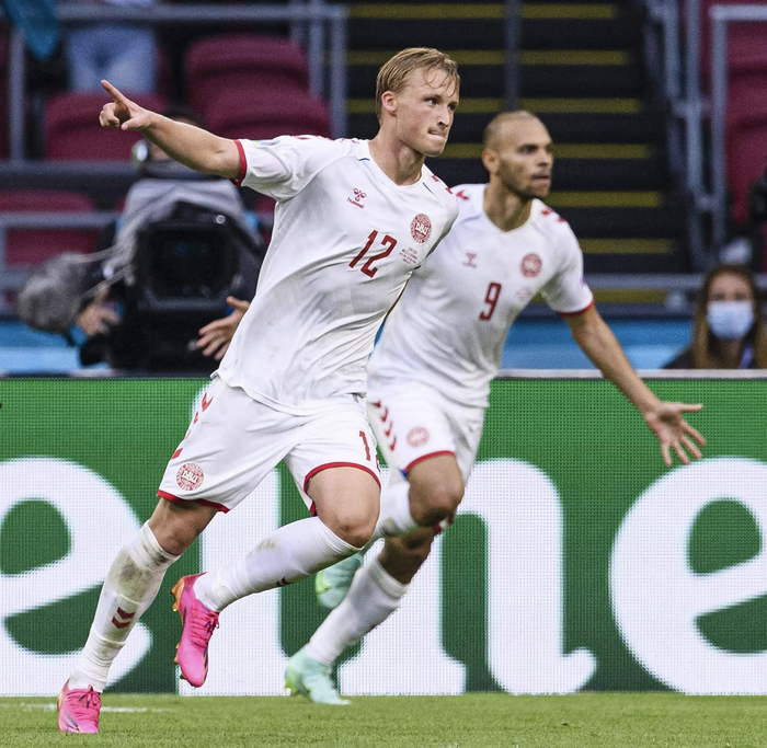 包含丹麦碾压波兰，哈弗茨统治全场的词条