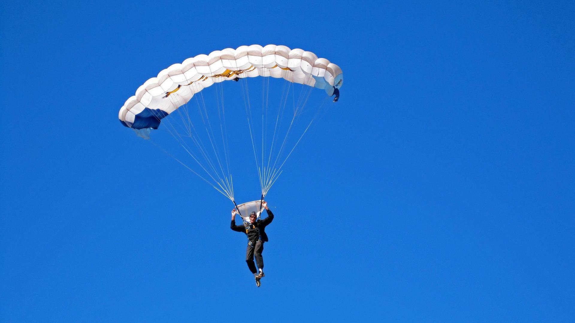 红牛二队鏖战阿斯顿马丁，佩雷兹统治全场